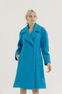 Lined double-breasted coat with lapels and belt to lace.