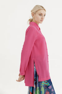 Wide asymmetrical shirt with yoke and gathering on the back.