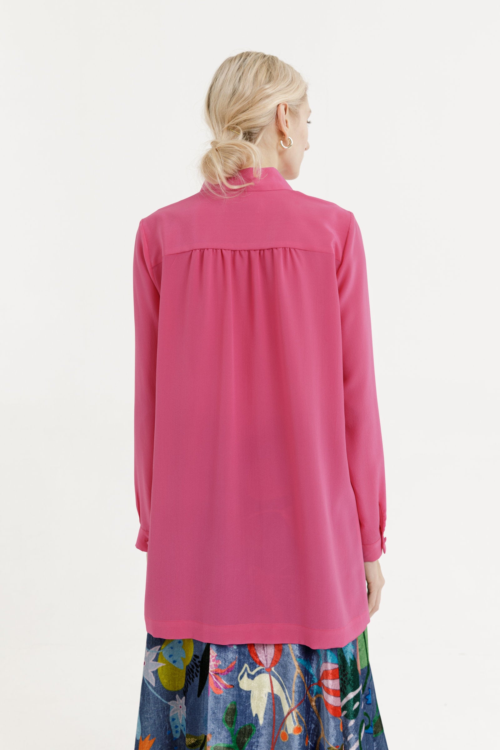 Wide asymmetrical shirt with yoke and gathering on the back.